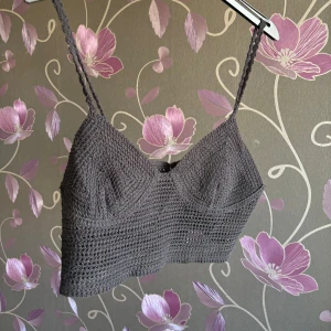 Gina Tricot Topp - Snygg svart topp som jag använt 1/2 gånger  Hör av er för fler bilder 