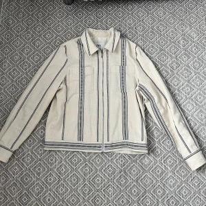 Zara jacka - Fin zara jacka till salu, storlek S. Perfekt med en vit T-shirt under nu till september. Använd 2 gånger