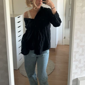 Svart skjorta - En svart skjorta från Gina i st 42. 