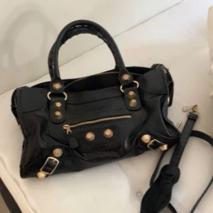 Balenciaga city bag  - Den är i väldigt bra skick andvänd sparsamt kom med pris förslag🥰