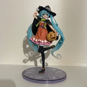 Halloween Miku figurine - Miku figur med Halloween tema. Utan låda.