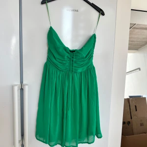 Klänning  - Senaste trenderna till tidlösa klassiker. outfits dresses för alla tillfällen cocktail, fest eller till någon harmonisk afton! 😍 stilfull elegant dress som formar sig efter din kropp. Känn dig snygg och stilig✨ 