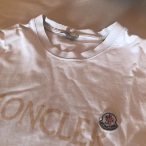 Moncler t shirt - Fin tröja knappt använt den