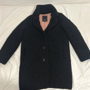 Rockandblue Diddi kappa svart - Rockandblue Diddi kappa svart i väldigt bra skick, storlek 34 vilket motsvarar extra small (XS), morsan rensar garderoben då denna kappa sällan blev använd, originalpris 2000 kr, mitt pris kan diskuteras!!