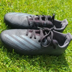 Fotbollsskor  - Fina fotbollsskor i str 38⅔. Jag säljer de efter som att de har blivit för små. Märke: adidas.