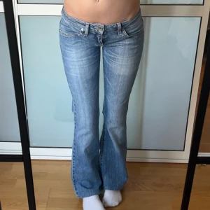 Lågmidjade Bootcut jeans  - Världens snyggaste super lågmidjade Bootcut jeans. Storlek W26 L32. Alltså en xs. Innerbenslängd: 75 midjemått:35 x2 stretch till ca 37. Köp sker via köp nu. Postar inom 24h