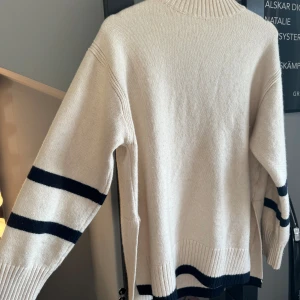 Stickad Tröja  - Jättefin stickad tröja från H&M, använd max 3 gånger. Säljer då den bara hänger där o kommer ej till användning. 