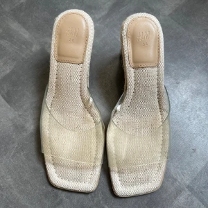 Kilklackar - Från h&m, i storlek 36. Använt 3 ggr, märken från mina fötter i tyget, försökt göra så rent som möjligt men svårt när det är tyg. Det transparenta materialet hae jag också gjort rent men finns lite skavanker som man kan se på bilden. 