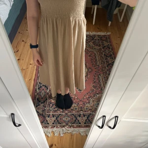 Biege klänning - Stl S, stretchigt material, använd en gång, inga defekter och fint skick. Om det är något du undrar skriv❤️