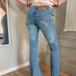 Lågmidjade jeans - Snygga jeans, knappen finns ej så går ej att stänga men bälte funkar. 