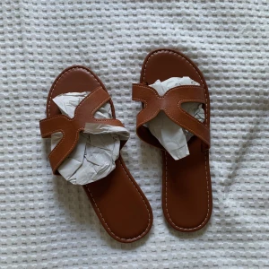 Sandaler  - Oanvända supersnygga flats/sandaler i strl 38