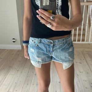 Shorts  - Jätte fina shorts med nitar på andvänder dom dock inte så tänkte sälja dem❤️💕
