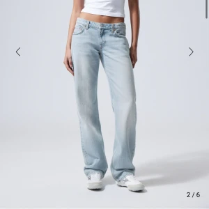 Låga arrow jeans - Lågmidjade raka jeans från weekday i modellen arrow. Bra skick! 