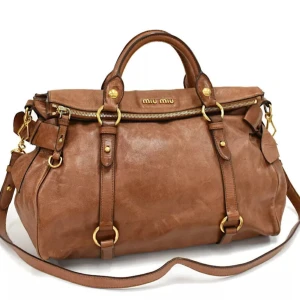 Miu Miu väska - Material: läder    Färg: brun   Tillbehör: axelrem    Det finns några tecken på användning, repor, smuts, flagnande och några av de nedre stunts saknas, men överlag bra skick. Se bilder för detaljer!