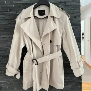 En väldigt elegant kappa från Massimo Dutti. Köpt för 1499