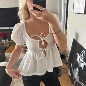 Söt topp  - Otroligt söt topp från GinaTricot . Storlek XXS men tycker mer den sitter som en xs. 🤍