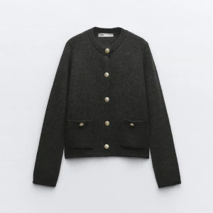 Zara kofta  - Säljer kofta från zara. Tyvärr kommer den inte till användning därav att jag säljer den🪩 nypris 400kr. Skriv privat för egna bilder