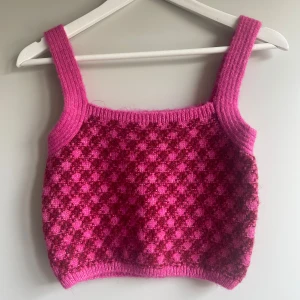 Stickat linne i rosa med rutigt mönster  - Superfint stickat linne i rosa med rutigt mönster, snygg passform i lite croppad modell! Knappt använd💓