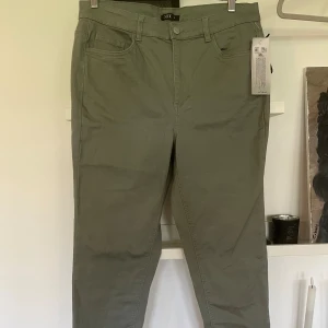 3/4 byxor  - Oanvända.  Grön/khaki