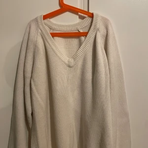 Vit stickad tröja - En fin stickad tröja från Kappahl. I storlek s. Men stor i storlek funkar som storlek M också. Använt den ett par gånger. 