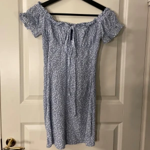 Klänning - Blommig tight kort klänning från Nelly. Stretchigt smockat material bak på klänningen som syns på sista bilden. Använd en gång så den är i nyskick!💓