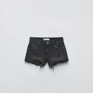 Jeansshorts  - Sjukt snygga shorts från zara, men de är lite för små på mig så aldrig blivit använda tyvärr.. nypris 329kr🥰🥰