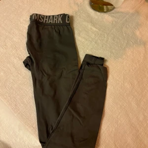 Gymshark tights - Gråa gymshark tights. Använda fåtal gånger, i mycket fint skick 🌸