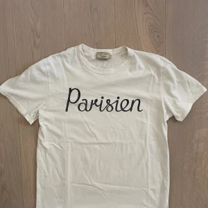 Maison Kitsune T Shirt - Unik Maison Kitsune t shirt i perfekt skick. Helt oanvänd utan defekter
