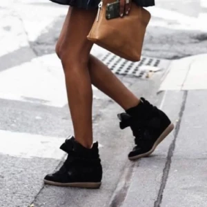 Isabel Marant💕 - Nu säljer jag mina marantisar, perfekt till hösten!! Jag köpte dessa skor helt nya och använt dem i några månader men dem är fortfarande i väldigt bra skick. Nypris :6500kr, mitt pris: 3000kr kan tänka mig gå ner lite vid snabbt köp❤️