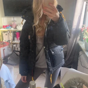 Fjällräven jacka - Hej! Jag säljer denna fjällräven jacka eftersom den var för liten för mig och är i helt nytt skick och knappt använd. Nypris är 7000kr och pris kan diskuteras vid snabb affär endast. Kan byta mot andra saker 🩷