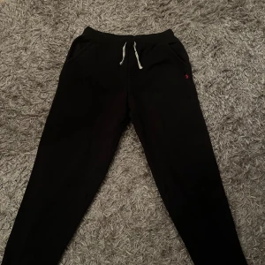 Polo mjukisbyxor - Hej! Säljer nu mina polo byxor då dom inte kommer till användning . Riktigt sköna i materialet och är riktigt bra skick! De passar bra på mig som är 185cm lång. Hör av er om ni funderar över något! //Lulle