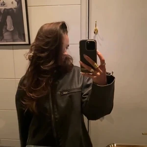 Skinn/läder jacka - säljer min oversized skinnjacka från BDG, köpte den i London för 109£ och säljer för 500kr! Passar perfekt till kyliga kvällar! Men också att till sommaren/höst🤞🏼😌strl S (oversized)