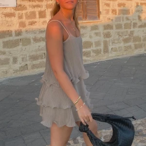 Volangklänninh - Såå så så fin volangklänning från H&M som inte kommer till så mycket användning längre tyvärr! Passar allt från XS-M