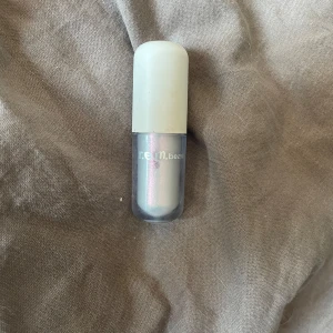 r.e.m. beauty Liquid Eyeshadow - aldrig använd endast testad på handen (se bild).