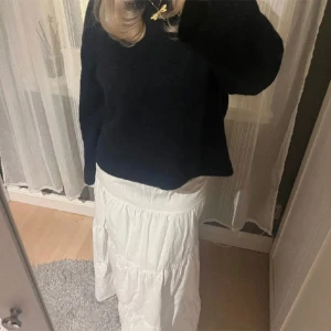 vit långkjol - Säljer denna skitsnygga kjol som jag köpt från en tjej på plick. hon sa att den va från zalando men vet inte vilket märke för den har ingen lapp. skicket är superbra💗💗