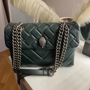 KURT GEIGER VÄSKA💕💕 - Jag säljer denna Kurt geiger väska då jag inte får någon användning för den. Den är så fin och användbar! Jag har knappt använt väskan då jag valt andra väskor före och är inprincip helt ny. Nypris är 2600kr! Hör av er vid intresse!💖