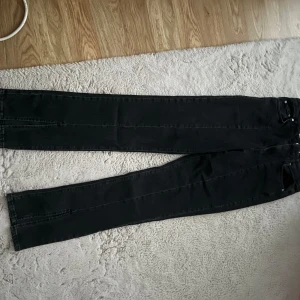 Gina jeans - Ett par jeans från Gina Tricot med slits ned till.