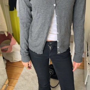 kofta - Jätte fin grå kofta med stjärnor på armbågarna🩷 Nästan aldrig använd och är i jätte bra skick!