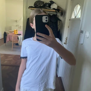 T shirt  - Jättefin t shirt från Zara!💕 Säljer då den inte kommer till användning. I nyskick och nästan aldrig använd💓 Kontakta mig vid intresse.