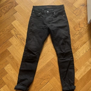 Svarta Nudie Jeans. Stkl: 27 i midjan och 32 i längd. - Använda