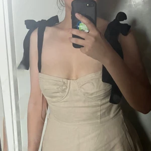 Sold out Linnen beige dress  - Absolut 'flattering' linneblandningsklänning, storlek M. Den sålde slut direkt överallt. Jag ville verkligen behålla den men tyvärr köpte jag fel storlek för mig. Därför säljer jag den. Endast provad original pris  _ 580kr