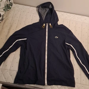 Lacoste sport Jacka - Riktigt bra skick M/L herr   Kostar nästan 2000kr ny 