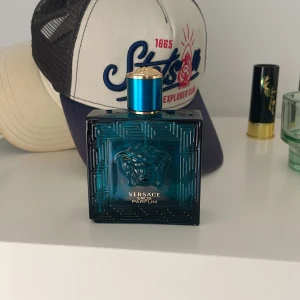 Versace Eros  - Säljer min Versace Eros flaska då jag inte gillade doften, vill bli av med den snabbt därav priset🔥