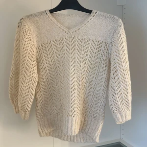 As söt stickad tröja - 3/2 tröja som är lite genomskinlig pga stickningen. Sååå fin!!💗💗säljer då jag behöver rensa garderoben💗