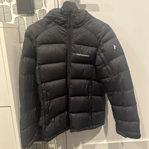 Peak performance jacka  - Peak performance jacka i använt skick. Ett hål som är igentäppt med speciell tejp. Annars är den fin. Storlek xs.