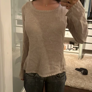 Fin stickad tröja i beige  - Tröjan har ett litet hål som jag visat på bilden men annars är de inga problem❤️ sätter sig fint på kroppen och nypris var ca 500.