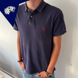 RALPH LAUREN PIKE - Ralph lauren piké i mesh tyg | Skick: 8/10 | Strl: M | Vårt pris 349kr | Modellen är 182cm | Hör av dig vid frågor eller funderingar!