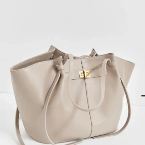 Gina tricot väska - väldigt bra skick, o använd, säljer pga att jag ej använder nypris 500kr