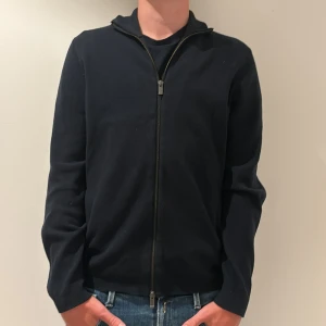 Massimo dutti zip - Knappast använd, köpt i Massimo dutti för 800. Storleken är M.
