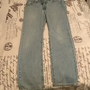 Ljusblåa levis jeans andvänts ca 6-7 gånger tills de blev små på mig 